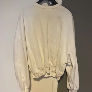 Basic tröja  - Tröja från Nelly i xs. Använd en gång. Jätteskön och fin tröja. 