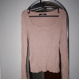 BikBok ribbad tröja med slit  - Använd fåtal gånger och är därmed i väldigt gott skick. Storlek S köpt från BikBok för 499kr själv för 80kr