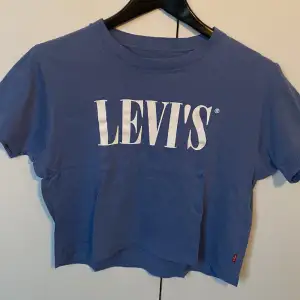 Fin blå Levis T-shirt. Passformen är lite croppad! Använd fåtal gånger💞