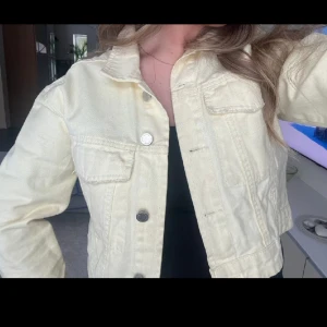 Pastellgul jeansjacka - Säljer den här fina pastellgula jeansjackan från Gina tricot💛 köpt för längesedan så den finns inte längre kvar att köpa💗 perfekt nu inför våren med lite färg😍 säljer för 100kr + frakt🥰