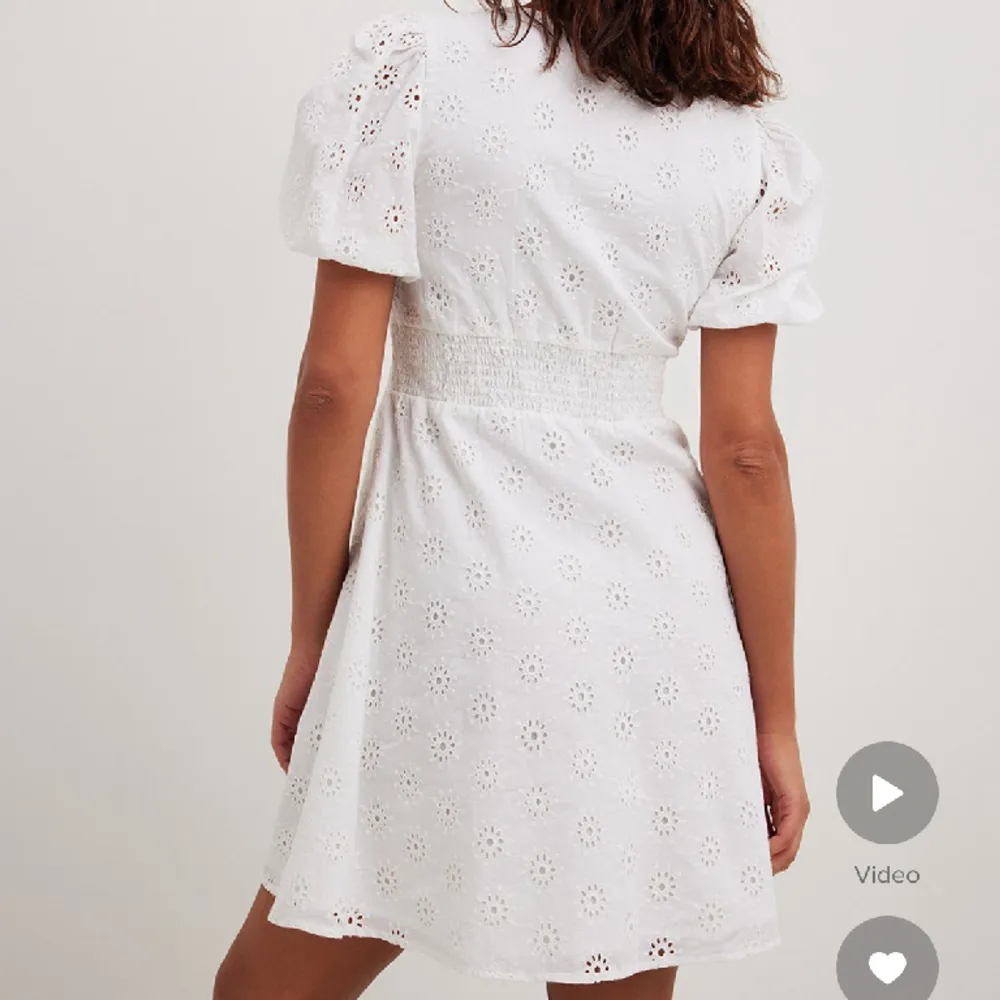 Säljer denna vita klänning från NA-KD i strl 34! Klänningen är oanvänd och prislappen sitter kvar. Perfekt studentklänning!🤩. Klänningar.