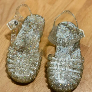 Sandaler strandskor barn baby flickskor - Mjuka, sköna, fina och glittriga sommarsandaler/strandskor i storlek 23-24, UK 8. Perfekta för att skydda små fötter på stranden, i vattnet och även på badhuset.  Pris: 60:- Från rökfritt, parfymfritt och djurfritt hem. 