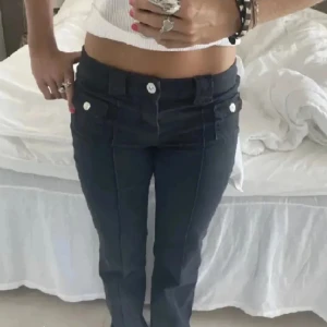 Svarta hm jeans  - Säljer dessa slutsålda fina jeans ifrån hm. Dem är använda 2 gånger och är i nyskick. Storlek 34, (lånad bild) 