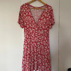 Omlottklänning i blommönster - En omlottklänning från Indiska i fint skick.