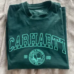 Carhartt T-shirt. Köpt för några månader sen på yunkjard för 800kr. Sälj då den inte används. Nyskick. Pris: 450kr ,men går att diskutera vid snabbaffär🤗