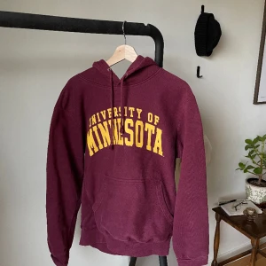 College hoodie - Så mysig hoodie med en rejäl och stor luva att gömma sig i! Är mer som en M eller stor S