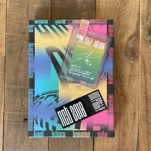 Nct 2018 - Empathy - Empathy - Reality ver,  1 photocard ingår. Köpare står för frakt, skicka dm om du har några frågor! <3