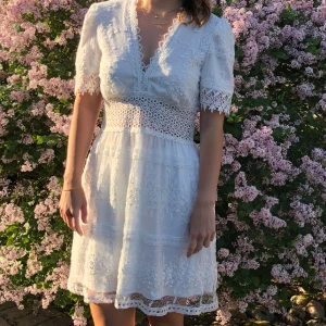 Studentklänning  - Superfin vit klänning som jag hade på studenten förra året!! I mycket gott skick, inga fläckar eller skador💕 frakt tillkommer 