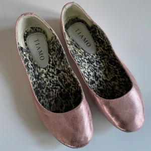 Ballerinaskor - Nästintill oanvända ballerinaskor från Tiamo i en rosa/metallic färg.
