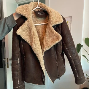 Vinter/vårjacka - Skriv för bilder med den på, eller för andra frågor! 😊