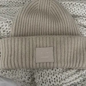 Acne mössa  - Skitsnygg Acne mössa som tyvärr inte kommer till användning, jättefint skick och sparsamt använd❤️❤️❤️❤️