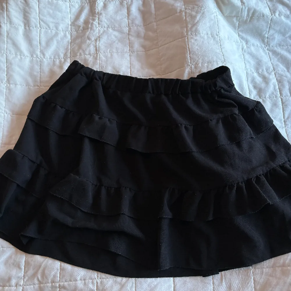 svart volangig kjol 💕  skicka en prisändring om du känner för de 🤷🏻‍♀️. Kjolar.