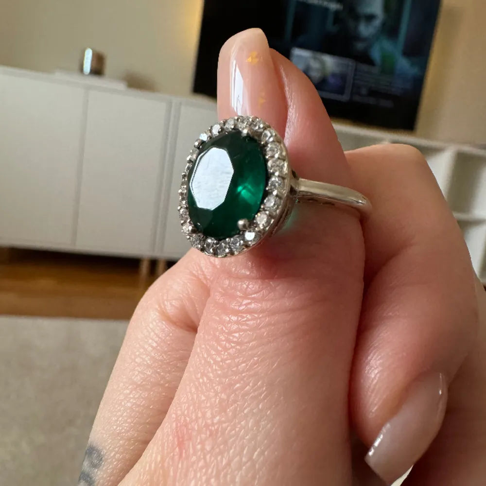 Väldigt fin ring i äkta silver med grön Sten. Köpt för 799kr. 💍. Accessoarer.