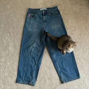 Big boys blå  - Blåa big boys med gamla loggan i storlek M. Använda men i gott skick. Knappt märkvärdigt slitage längst ner vid benen. Lite solblekta här o var. (Obs katt ingår ej)
