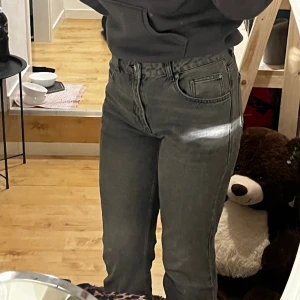 Gråa medium waist bootcut jeans  -  De är knappt använda så är i perfekt skick! Säljer på grund av för stor storlek. Jag är 177cm och de är precis så de är långa nog men de är för stora i midjan🫶🏻 De är i storlek 40 och från Gina tricot.