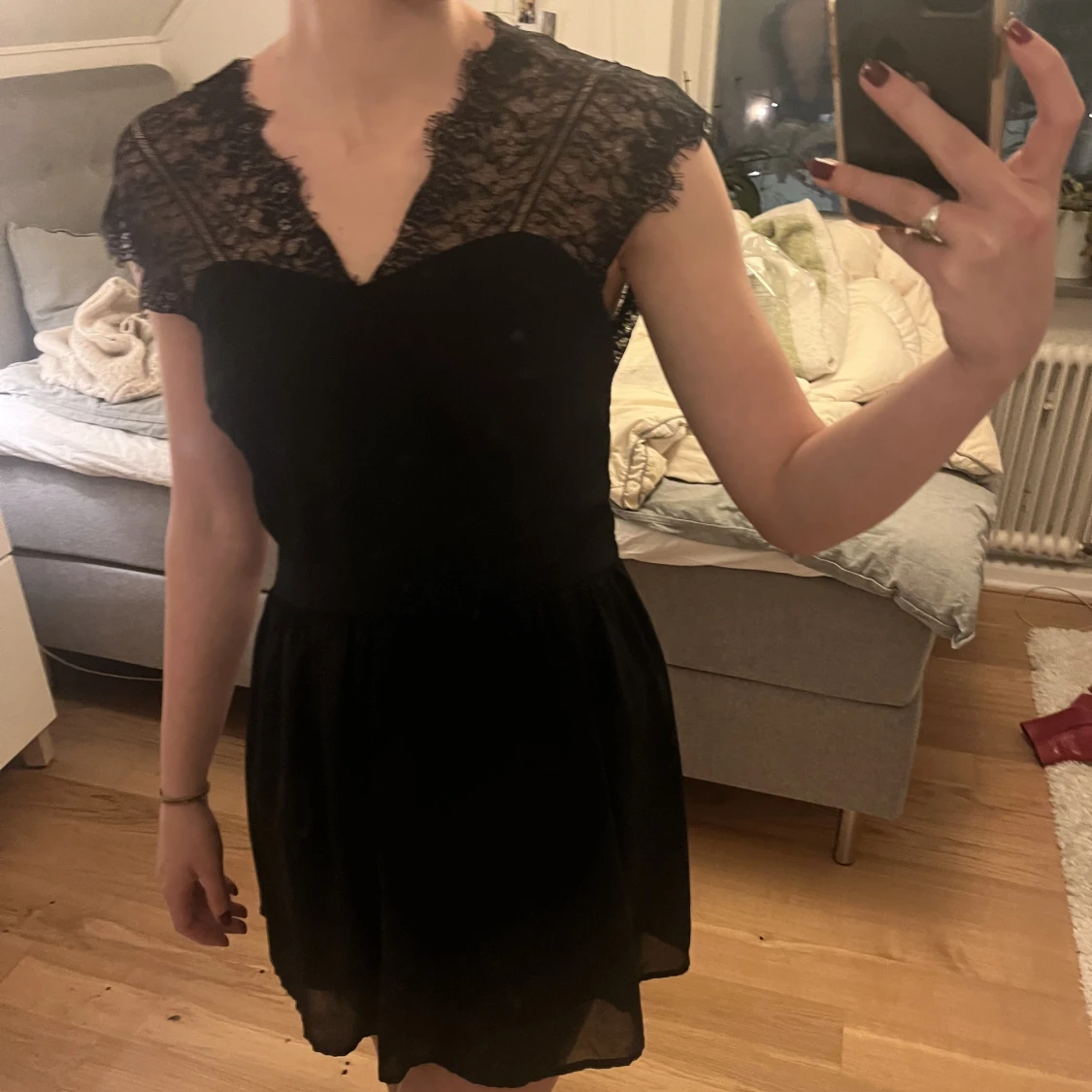 Klänning öppen spets rygg - 90