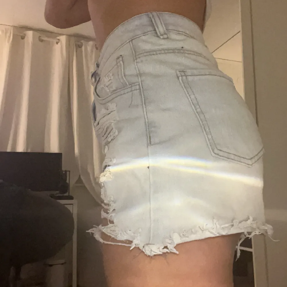 Super snygga högmidjade jeans shorts som ej kommer till användning 🫶🏻. Shorts.