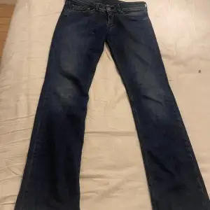 Skitsnygga mörkblåa jeans från pepe jeans london, bootcut skulle jag säga. säljer pga fel storlek ❤️