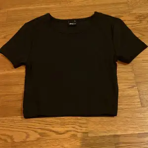 En svart tröja från Gina, ganska kort och har aldrig använt den! 🩷🩷storlek XS 