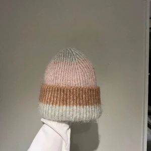 Mössa & Other Stories  - Knappt använd mössa från & Other Stories! Superfint skick💓