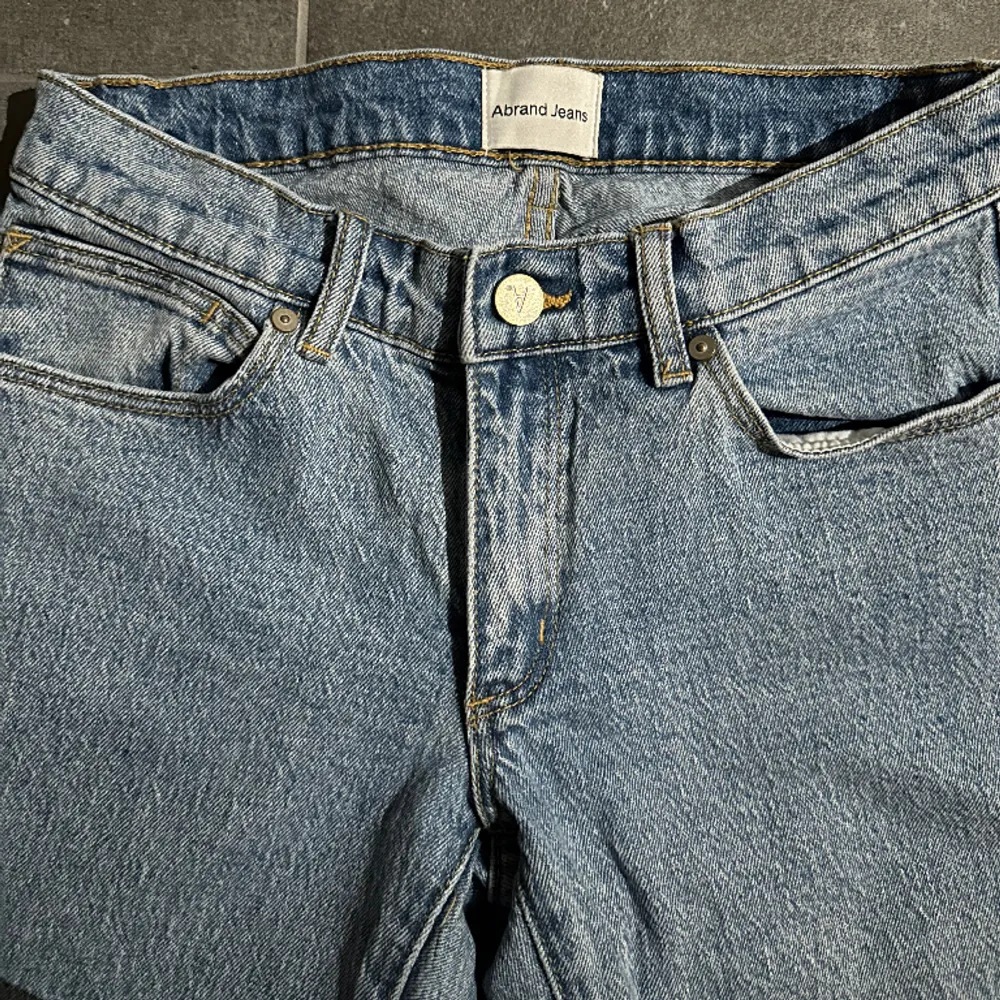 A brand 99 low bootcut jeans. Knappt använda. Köpta för 1000kr. Storlek 26 vilket motsvarar XS och S. Köp gärna via köp nu⭐️. Jeans & Byxor.