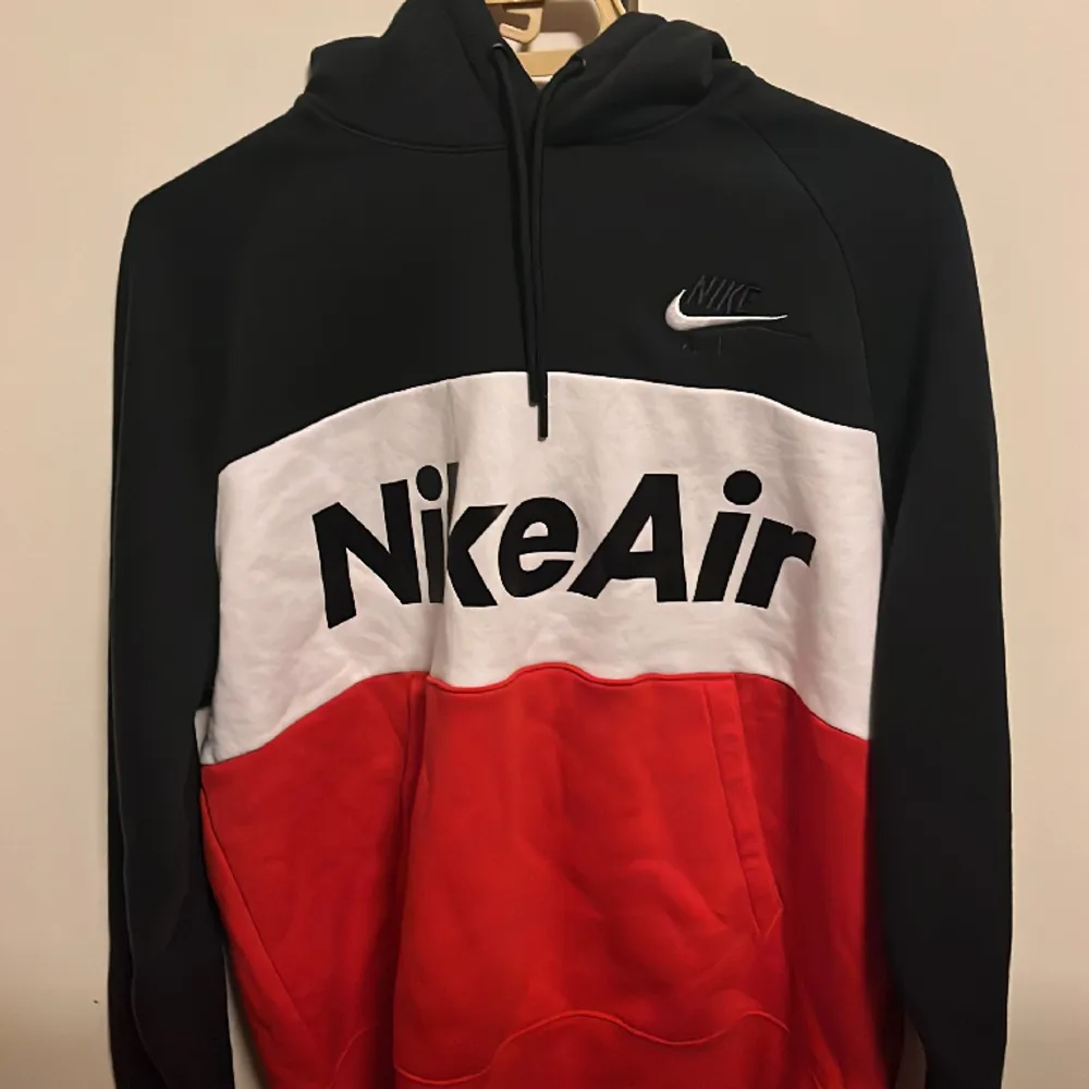 En helt ny Nike air hoodie i storlek medium för 339 kr med prislappen kvar på.   Skriv om det finns intresse 💬 . Hoodies.