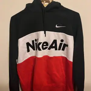En helt ny Nike air hoodie i storlek medium för 339 kr med prislappen kvar på.   Skriv om det finns intresse 💬 