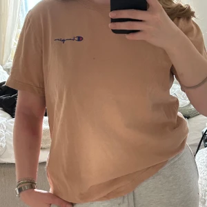 Beige Champion t-shirt - Beige Champion t-shirt i storlek M Knappt använd Frakt ingår ej