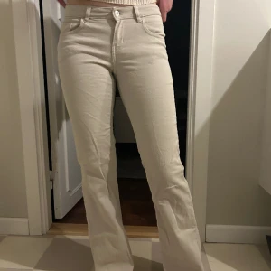 Lågmidjade jeans - Lågmidjade beiga jeans från HM. Storlek 36 men lite små i storleken, passar mig som oftast har storlek 34. Aldrig använda. 