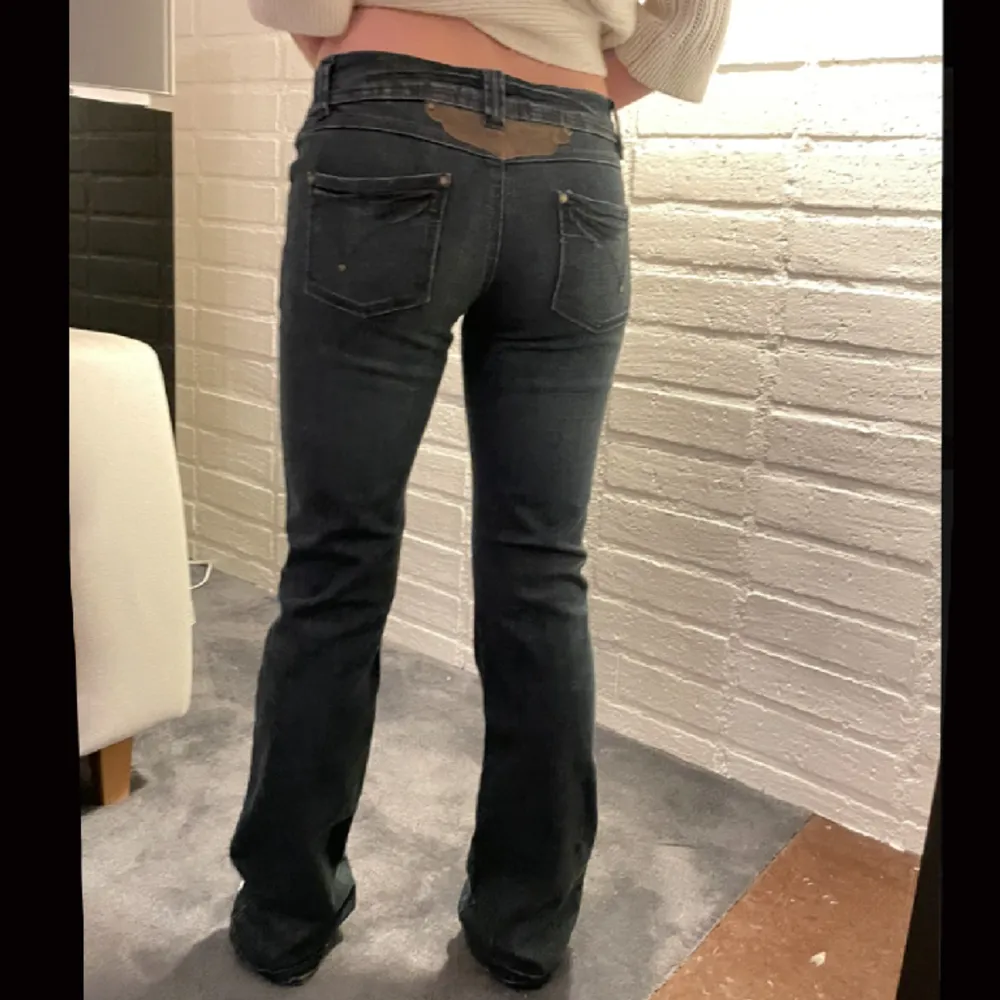 Lågmidjade jeans med unika detaljer!! 37/38 cm i midjemått o 83 cm innerbenslängd💕💕 det är min kompis som är 164 på bilderna . Jeans & Byxor.