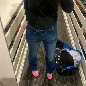 Jeans  - Jätte coola jeans, mellan low waist och mid rise❤️‍🔥 Midjemått tvärsöver:35cm Midjemått:74cm Innerbenslängden:80cm Ytterbenlängden:106cm Är 168, bär 34/36💗