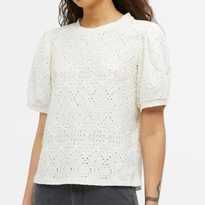 Vit tshirt blus🤍🌟 - Jättesöt blus perfekt till sommaren och våren!  Köpt på jeans bolaget för 300kr( endast använd några fåtal ggr) ✨ säljer pga den kommer ej tillanvändning🩷🌟