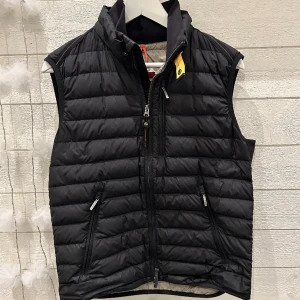 Parajumper väst  - Säljer nu min parajumper väst i storlek s som är Perfekt nu till våren. Inga hål eller märken. Säljes då den ej passar. 