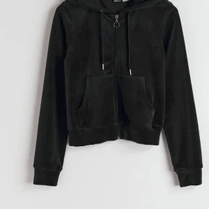 Mys hoodie (den jag säljer är brun) - En mys hoodie ifrån Gina tricot. Den jag säljer är brun (dem verkar inte ha kvar den bruna därav varför den är svart på bilden). Den är i L men passar även folk med S/M. Orginal pris 299kr💕