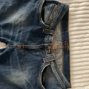 Mörkblå lågmidjade jeans! - Säljer dessa snygga lågmidjade bootcut jeans då de är för stora för mig, super fint skick! Innerbenslängden är 78/79 och midjemått rakt över är 37/38! Bara att dm:a vid frågor eller funderingar!💕