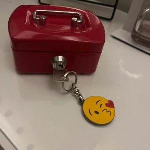 Rött smyckeskrin  - Jätte fint rött smyckeskrin med lås och nyckel som inte kommer till användning av mig.❤️ 