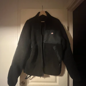 Dickies jacka - Väl använd, sömmen hör gått sönder för den fastna i en spik, men är nog bara att sy igen. 