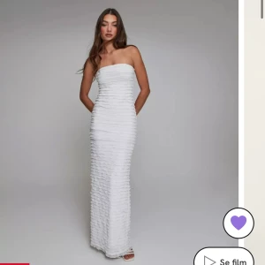 Vit volangklänning  - Använd under en dag. I nyskick och normal i storleken.