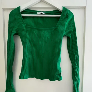 Grön långärmad  - Grön tunn långärmad tröja från zara💚