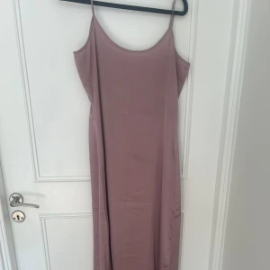 Nattlinne från zara - Ett långt nattlinne i storlek m/l som har en liten fläck på sig. Pris kan diskuteras 
