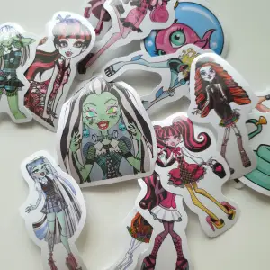 Klistermärken/stickers  Motiv: monster high Antal: 16st  Skick: nya/oanvända  Kul att använda till pyssel, scrapbooking och annat.