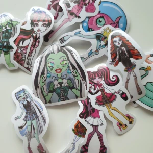 16st monster high klistermärken, stickers, pyssel  - Klistermärken/stickers  Motiv: monster high Antal: 16st  Skick: nya/oanvända  Kul att använda till pyssel, scrapbooking och annat.