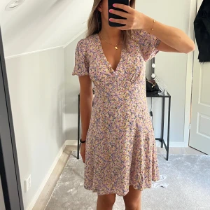 Klänning - Supersöt klänning från NAKD, aldrig använd, prislapp finns kvar💕