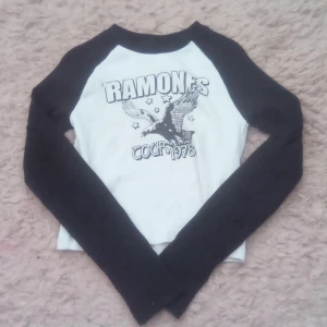 🤍Ramones tröja🖤 - Har använt typ 7 gånger men tycker it om den så mycket🤍🖤 