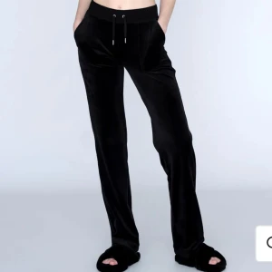 Juicy Coture Klassisk Velour Del Ray Byxor Black  - Säljer mina jättefina juicy Coture byxor som är knappt använda. Säljs då de inte längre kommer till användning tyvärr. Nypris 1200 kr. (Lånade bilder, skriv till mig privat för egna bilder)