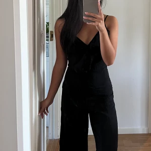 Svart byxdress - Svart Byxdress Mycket fint skick! Använd 1 gång 💖