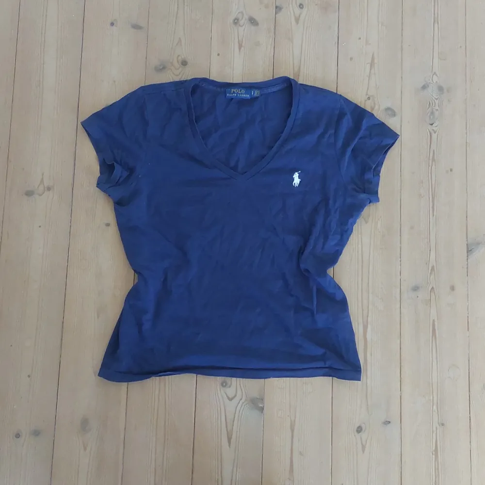 En snygg polo t-shirt i färgen blå. Har blivit använd några gånger 💞. T-shirts.