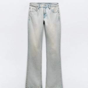 Jag säljer nu ett par ljusblå jeans från zara med låg/medel hög midja i storlek 36. Prislapp är kvar och aldrig använda💗 Nypris: 379kr