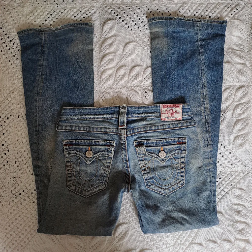 Säljer nu mina supersnygga lågmidjade true religion jeans med lite lappade slitningar i bra skick! | Jeansen är uppsydda | Tveka inte att fråga vid funderingar💞 | Midjemått tvärs över - ca 36 cm  Innerbenslängd - ca 77 cm | Använd 