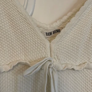 Djerf Avenue topp - Gräddvit topp från Djerf Avenue. Storlek L men har krympt en del av tvätt. Använd fåtal gånger. 🤍